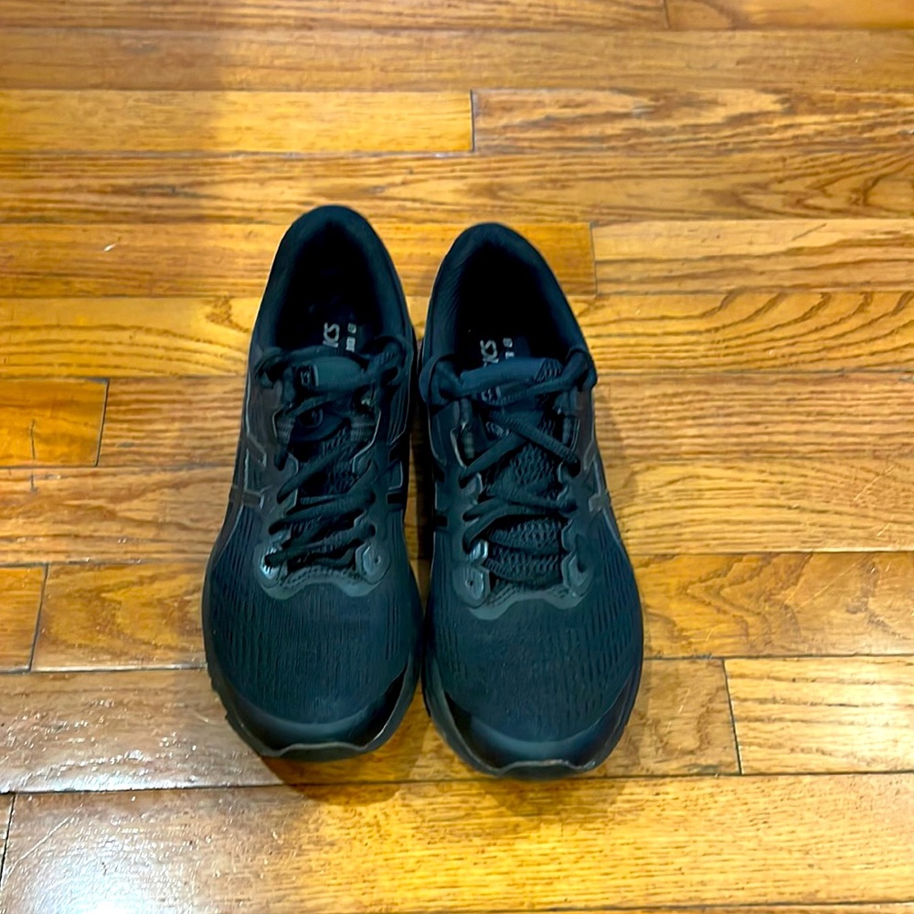Women’s ASICS GT-1000 8. Size 9.5.